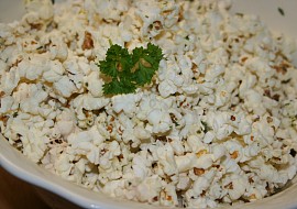 Domácí pop corn, bylinkovo-česnekový