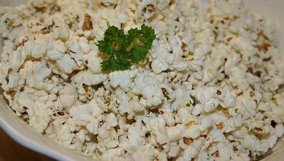 Domácí pop corn, bylinkovo-česnekový