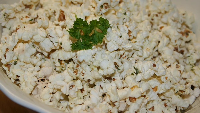 Domácí pop corn, bylinkovo-česnekový
