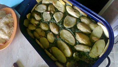 Gratinované brambory se špenátem a mletým masem, domácí dresing