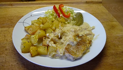 Kotleta na smetaně s pečeným bramborem