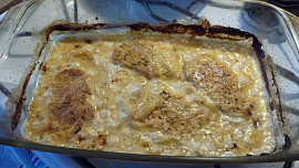Kotleta na smetaně s pečeným bramborem