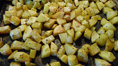 Kotleta na smetaně s pečeným bramborem, hotové brambory