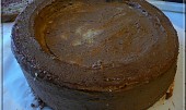 Křivý dort, spodní připravený korpus s vyhloubením