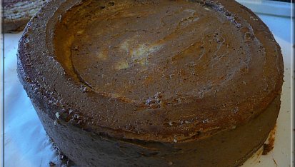 Křivý dort, spodní připravený korpus s vyhloubením