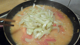 Křupavý kapr s rajčatovou omáčkou a řapíkatým celerem