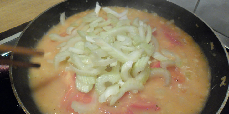 Křupavý kapr s rajčatovou omáčkou a řapíkatým celerem (rajčatová omáčka s řapíkatým celerem)