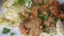 Kuřecí játra s nivou a sušenými rajčaty