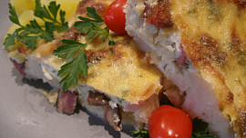 Květák zapečený s uzeným a nivovým bešamelem