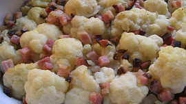 Květák zapečený s uzeným a nivovým bešamelem