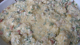 Květák zapečený s uzeným a nivovým bešamelem