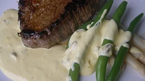 Marinovaný steak s kaparovou omáčkou