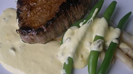 Marinovaný steak s kaparovou omáčkou