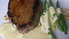 Marinovaný steak s kaparovou omáčkou