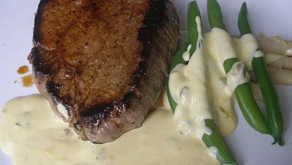 Marinovaný steak s kaparovou omáčkou