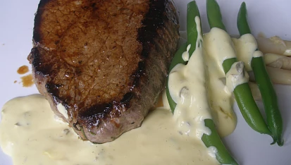 Marinovaný steak s kaparovou omáčkou