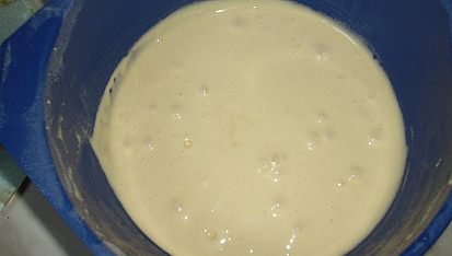 Nebeské kostky, utřeme žloutky s cukrem a moukou