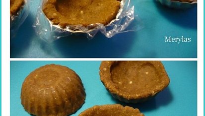 Nepečené perníkové košíčky s jablečnou náplní a šlehačkou, Košíčky vytvarovány v kovových formičkách s použitím fólie.
