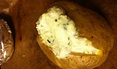 Pečená brambora v alobalu s tvarohem a pažitkou