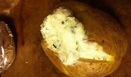 Pečená brambora v alobalu s tvarohem a pažitkou
