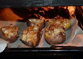 Plněné brambory s kuřecím masem (kuk do trouby)