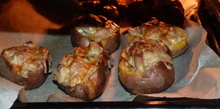 Plněné brambory s kuřecím masem (kuk do trouby)