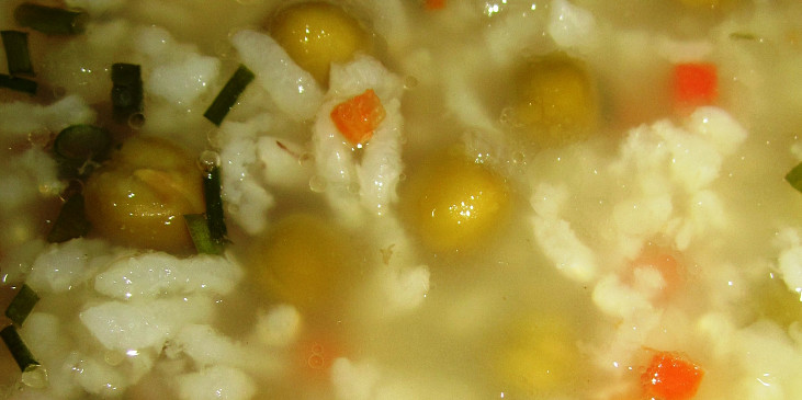 Polévka rýží a hráškem