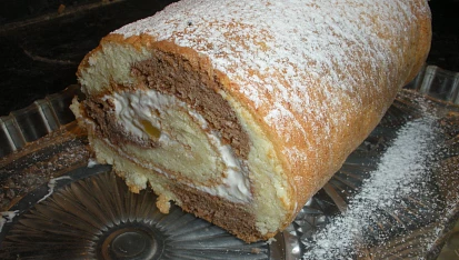 Pruhovaná roláda s broskvemi