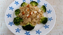 Quinoa s brokolicí a uzeným tofu