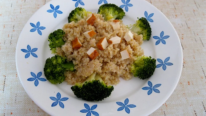 Quinoa s brokolicí a uzeným tofu