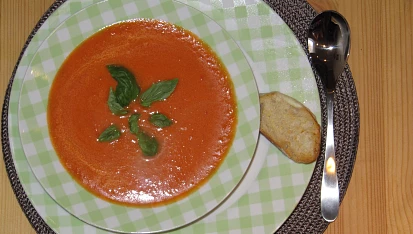 Rychlá rajská polévka se sýrovými krutony