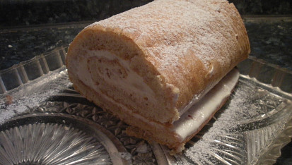 Skořicová roláda s tvarohobanánovou náplní