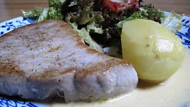 Steak z tuňáka s citronovo-hořčičnou omáčkou