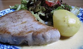 Steak z tuňáka s citronovo-hořčičnou omáčkou