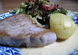 Steak z tuňáka s citronovo-hořčičnou omáčkou