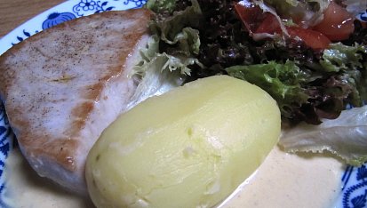 Steak z tuňáka s citronovo-hořčičnou omáčkou