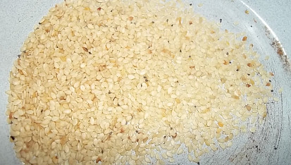 Tahini pasta, sezamová semínka...