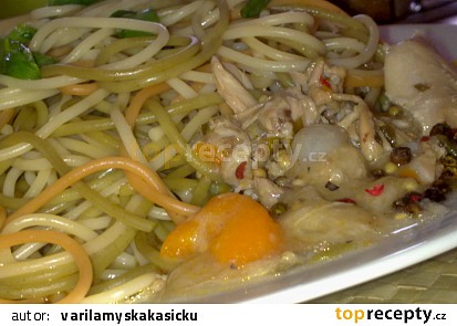 Tříbarevné hořčicové špagety s kuřecím masem