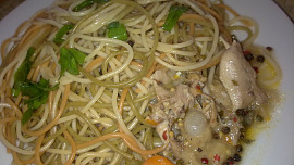 Tříbarevné hořčicové špagety s kuřecím masem