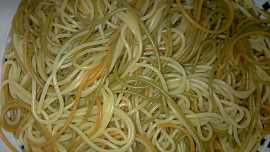 Tříbarevné hořčicové špagety s kuřecím masem