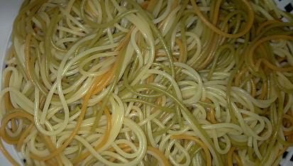 Tříbarevné hořčicové špagety s kuřecím masem