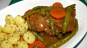 Vepřová plec na víně, zelenině a kapary