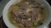 Vietnamská nudlová polévka s hovězím masem