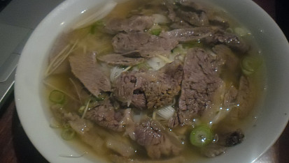Vietnamská nudlová polévka s hovězím masem