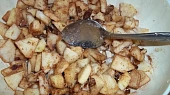 Začátečnický štrúdl s postupem, připravená směs z jablek...