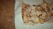 Začátečnický štrúdl s postupem, nejprve si ohneme konce...