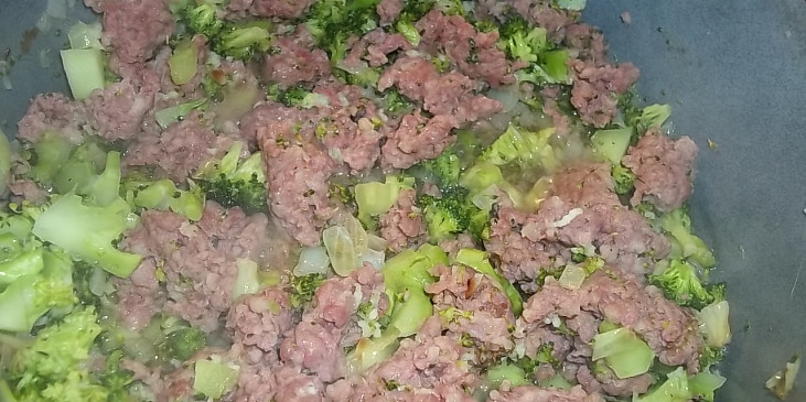 osmažíme maso a s brokolicí podusíme...
