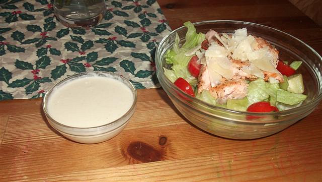 Zeleninový salát s lososem a parmezánovou omáčkou