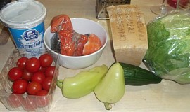 Zeleninový salát s lososem a parmezánovou omáčkou