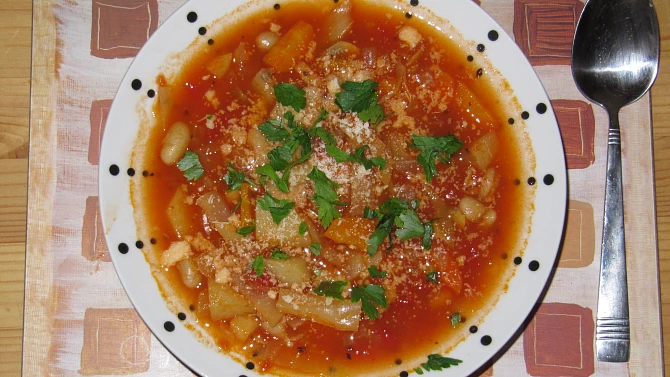 Zimní minestrone s krutony